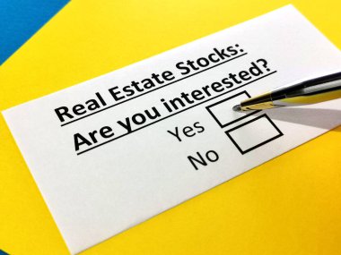 Bir kişi gayrimenkul hisseleriyle ilgili soruya cevap veriyor..