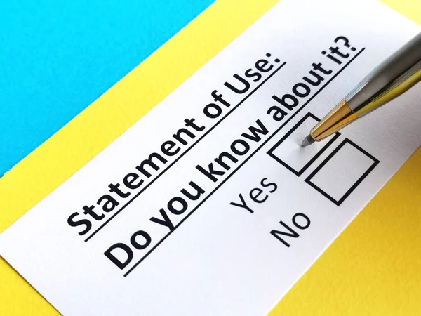 Bir kişi kullanım bildirimi ile ilgili soruya cevap veriyor.