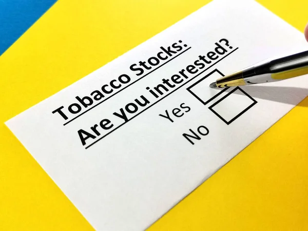 Una Persona Está Respondiendo Pregunta Sobre Las Existencias Tabaco — Foto de Stock