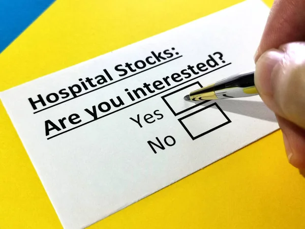 Bir kişi hastane hisseleriyle ilgili soruya cevap veriyor..