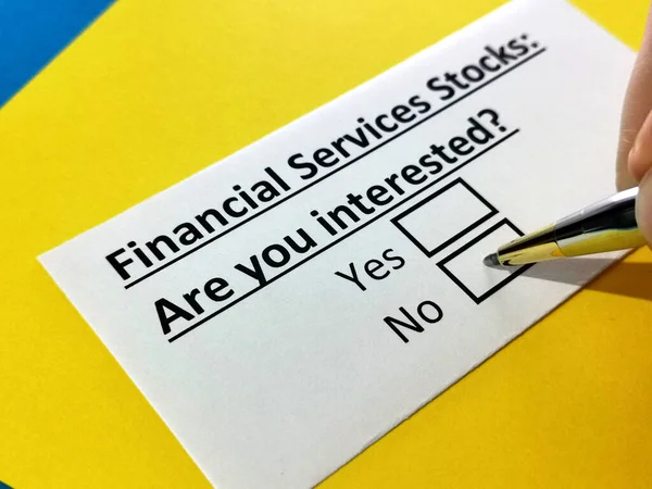 Finansal hizmetler hisseleri hakkındaki soruları bir kişi cevaplıyor.