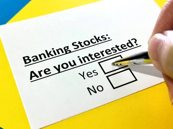 Jedna Osoba Odpowiada Pytanie Akcje Bankowe — Zdjęcie stockowe