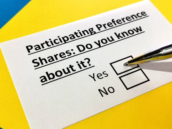 Bir kişi, tercihli hisse senedi ile ilgili soruyu yanıtlıyor.