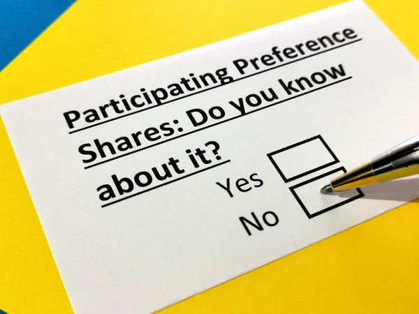 Bir kişi, tercihli hisse senedi ile ilgili soruyu yanıtlıyor.