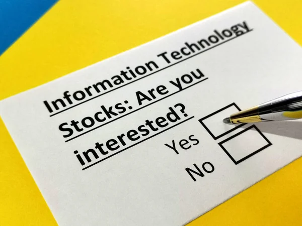 Bir kişi bilgi teknolojisi stokları hakkındaki soruları cevaplıyor..