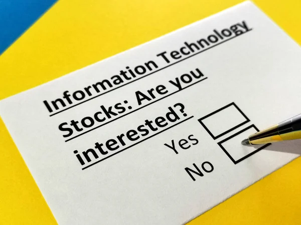 Jedna Osoba Odpowiada Pytanie Zapasy Technologii Informacyjnych — Zdjęcie stockowe