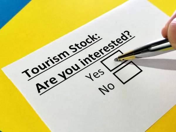 Una Persona Está Respondiendo Pregunta Sobre Las Acciones Turísticas — Foto de Stock