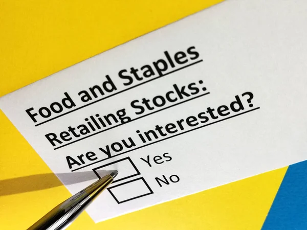 Bir kişi yiyecek ve ürünlerin perakende satışı ile ilgili soruya cevap veriyor..