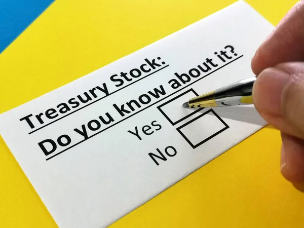 Una Persona Está Respondiendo Pregunta Sobre Las Acciones Del Tesoro — Foto de Stock