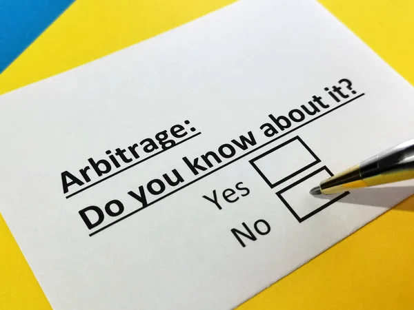 Uma Pessoa Está Respondendo Pergunta Sobre Arbitragem — Fotografia de Stock