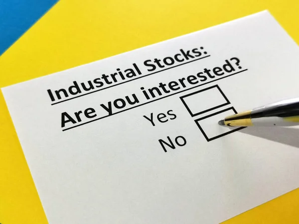 Jedna Osoba Odpowiada Pytanie Dotyczące Zapasów Przemysłowych — Zdjęcie stockowe