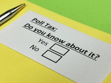 Bir kişi anket vergisiyle ilgili soruları yanıtlıyor.