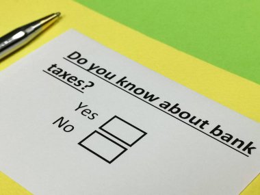 Bir kişi banka vergileriyle ilgili soruları yanıtlıyor.