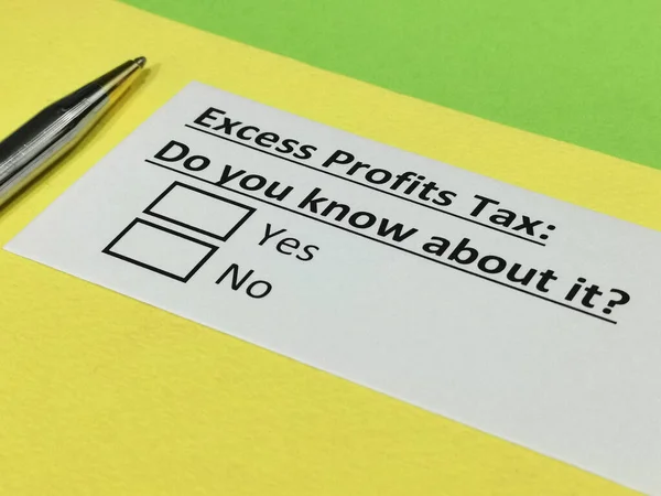 Una Persona Está Respondiendo Pregunta Sobre Exceso Impuesto Las Ganancias — Foto de Stock