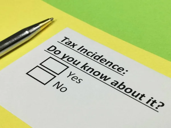 Uma Pessoa Está Respondendo Pergunta Sobre Incidência Impostos — Fotografia de Stock