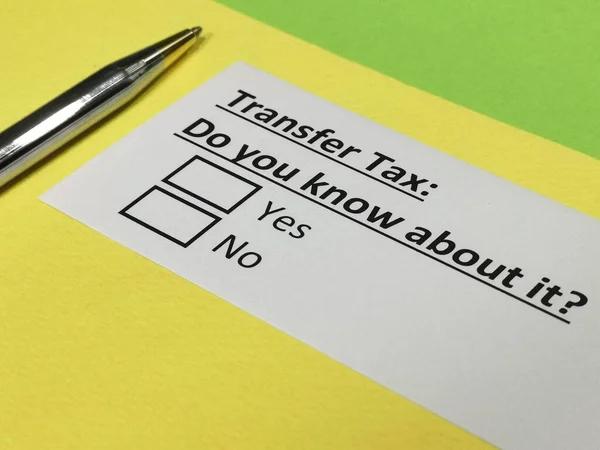 Una Persona Está Respondiendo Pregunta Sobre Impuesto Transferencia — Foto de Stock