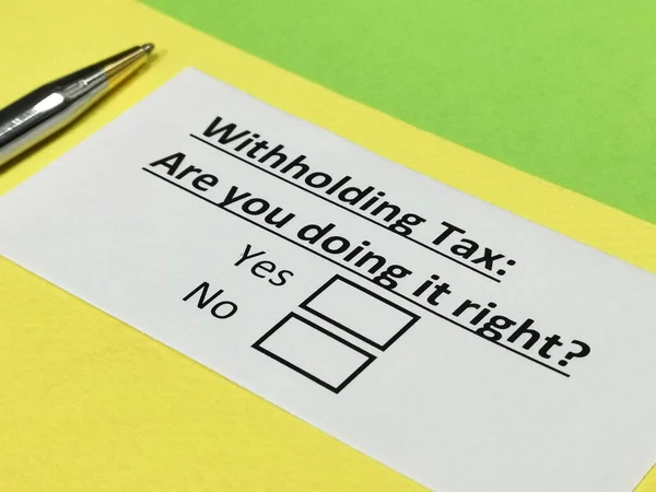 Una Persona Está Respondiendo Pregunta Sobre Retención Impuestos — Foto de Stock