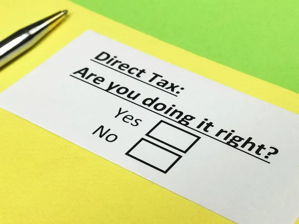 Uma Pessoa Está Respondendo Pergunta Sobre Imposto Direto — Fotografia de Stock