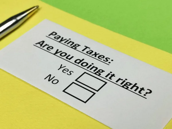 Uma Pessoa Está Respondendo Pergunta Sobre Pagamento Impostos — Fotografia de Stock