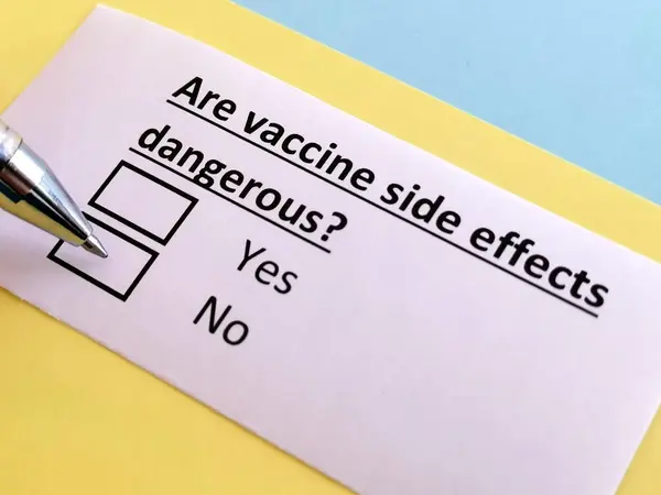 人はワクチンについての質問に答えている ワクチン副作用は危険ですか — ストック写真