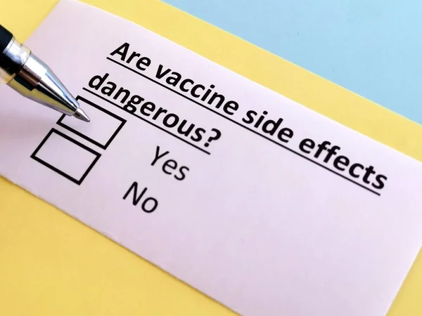Seseorang Menjawab Pertanyaan Tentang Vaksin Apakah Efek Samping Vaksin Berbahaya — Stok Foto