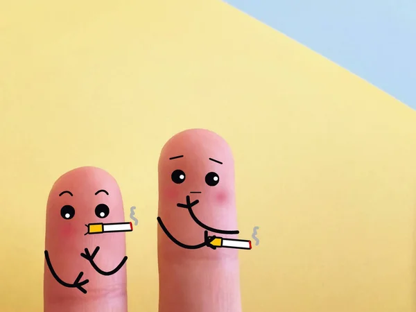 两个手指装饰成两个人 他们两个都在抽烟 — 图库照片