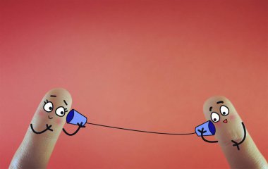 İki parmak iki kişi olarak süslenir..