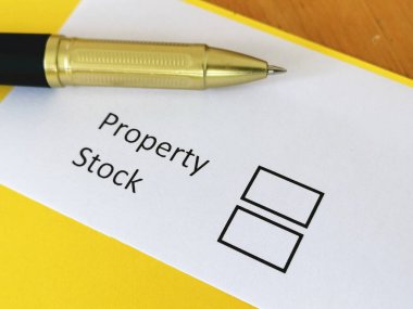 Bir kişi mülk ya da hisse senedi almakla ilgili soruya cevap veriyor.