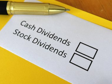 Bir kişi nakit temettü veya hisse senedi seçimiyle ilgili soruya cevap veriyor.