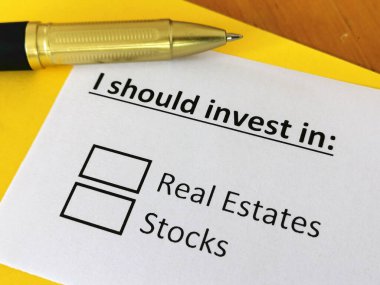 Bir kişi gayrimenkul veya hisse senetlerine yatırım yapma sorusunu yanıtlıyor..