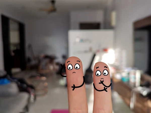 Dva Prsty Jsou Vyzdobeny Jako Dvě Osoby Jsou Špinavém Domě — Stock fotografie