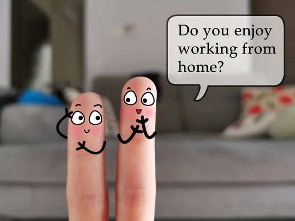 两个手指装饰成两个人 其中一个在问另一个人是否喜欢在家工作 — 图库照片