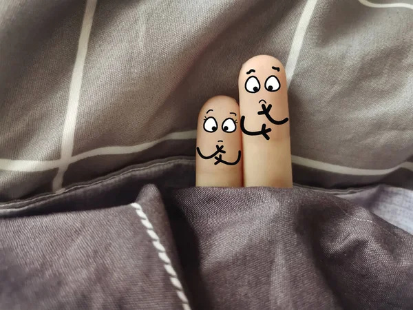 Dos Dedos Están Decorados Como Dos Personas Están Acostados Cama — Foto de Stock