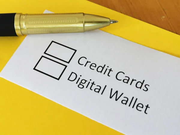 Una Persona Está Respondiendo Pregunta Sobre Tarjetas Crédito Billetera Digital — Foto de Stock