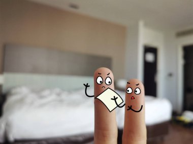 İki parmak iki kişi olarak süslenir. Yatak odasındalar. Raporu okudukları için mutsuzlar..