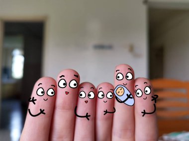 Altı parmak altı kişi olarak süslenir. İçlerinden biri yeni doğmuş bir bebeği tutuyor..