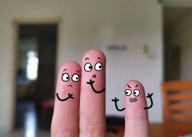İki parmak üç kişi olarak süslenir. Aileler yaramaz çocukları için endişeleniyorlar..