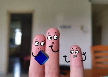 İki parmak üç kişi olarak süslenir. Ebeveynler çocukları için endişeleniyor. Çocuğun çalışma havası yok..