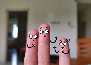 İki parmak üç kişi olarak süslenir. Çocuk ebeveynlerinden memnun değil..