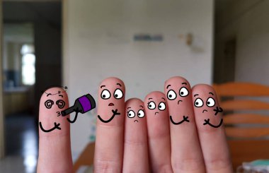 Altı parmak altı kişi olarak süslenir. İçlerinden biri sarhoş. Diğerleri ondan korkuyor..