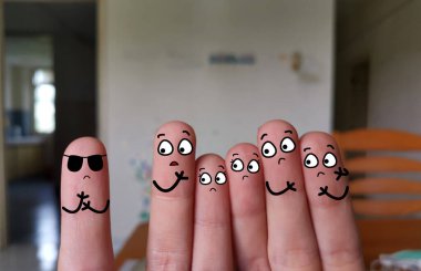 Altı parmak altı kişi olarak süslenir. Bir tanesi kör..