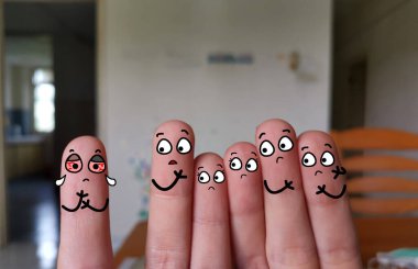 Altı parmak altı kişi olarak süslenir. İçlerinden biri konjonktivit hastası..