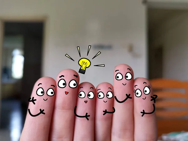 六个手指装饰成六个人 其中一个有了新主意 — 图库照片