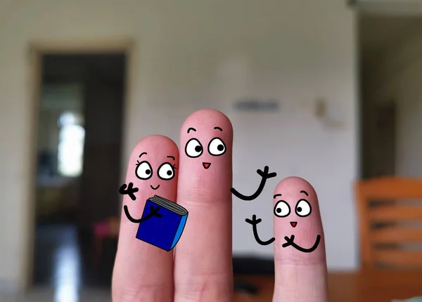 Три Пальці Прикрашені Три Людини Батьки Запрошують Свою Дитину Читати — стокове фото