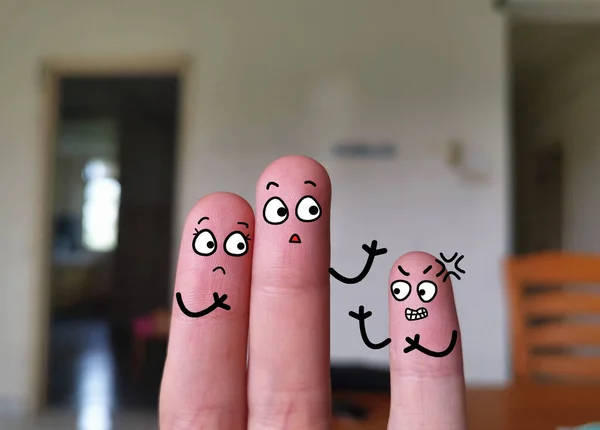 Два Пальца Украшены Три Человека Ребенок Недоволен Своими Родителями — стоковое фото