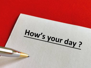 Bir insan günüyle ilgili soruya cevap veriyor. Gününün nasıl geçtiğini düşünüyor..