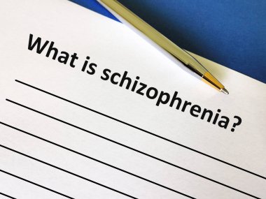 Bir kişi akıl sağlığıyla ilgili soruya cevap veriyor. Şizofreni nedir diye düşünüyor..