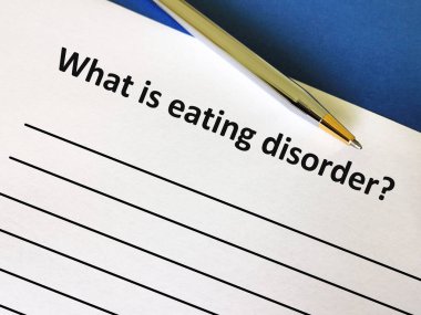 Bir kişi akıl sağlığıyla ilgili soruya cevap veriyor. Yeme bozukluğunu düşünüyor..