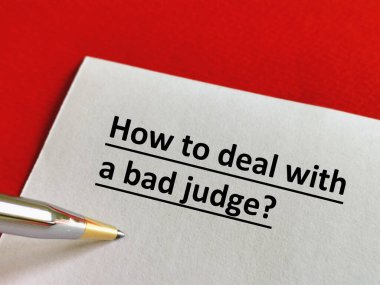 Bir kişi kötü yargıçla nasıl baş edileceği sorusunu cevaplıyor..