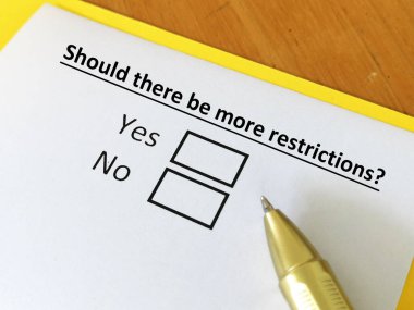 Bir kişi kısıtlamalarla ilgili soruya cevap veriyor.